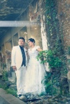 prewedding dengan gaun putih dan jas putih